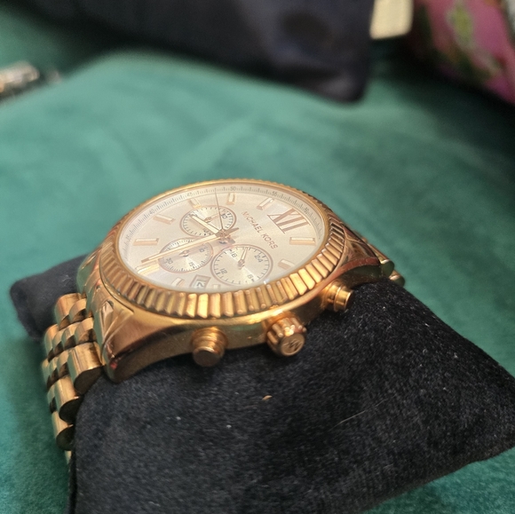 Micheal Kors rosetone runway oversized watch - Picture 7 of 7